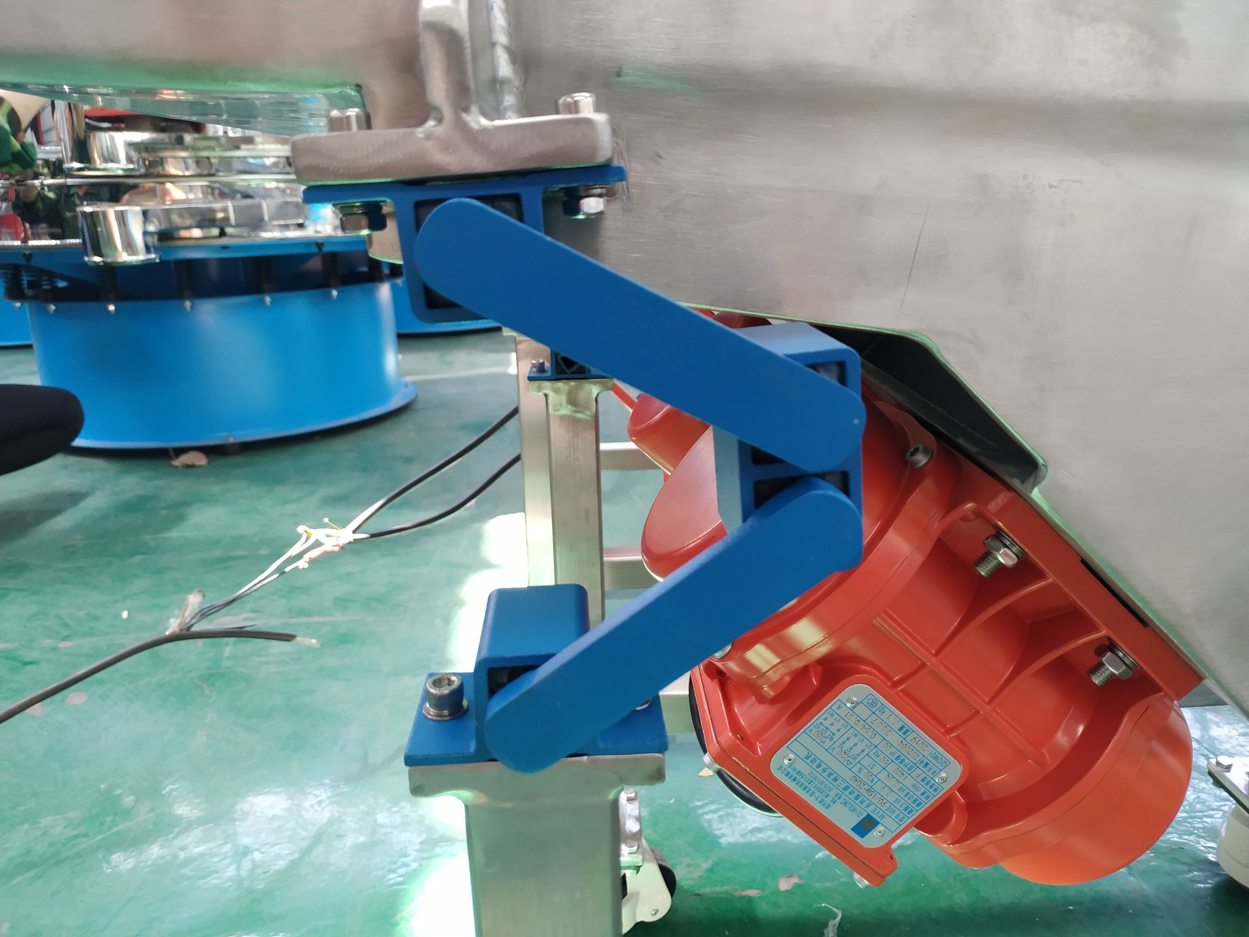 Vibrating Feeder With Elastic Vibration Support